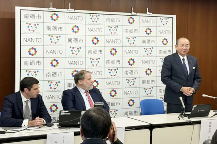 南砺市の記者会見で話す関係者
