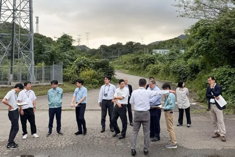 富山の建設予定地を視察するプロジェクトチーム